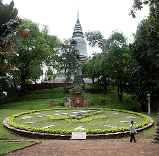 http://www.tourismcambodia.com/img/travelguides/wat_phnom.gif